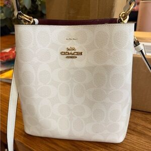 Coach

MOLLIE BUCKET BAG 22 IN SIGNATURE CANVAS